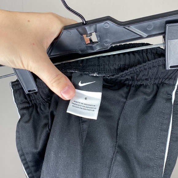 Kids Nike Sz 6 black slick sweatpants - Picture 3 of 3